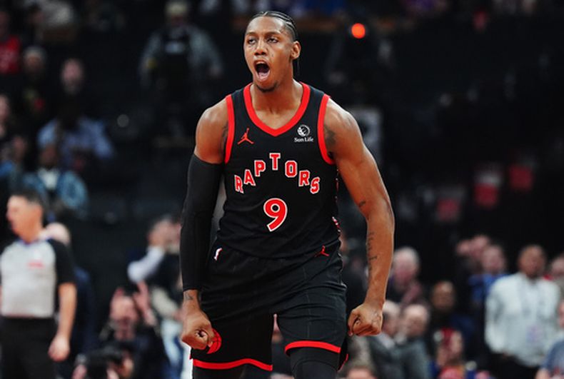 RJ Barrett (9), de los Raptors de Toronto, celebra una canasta contra los Cavaliers de Cleveland durante la primera mitad de un juego de playoffs de la NBA en Toronto, el jueves 23 de abril de 2026. (Nathan Denette/The Canadian Press vía AP)