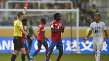 El árbitro francés François Letexier le muestra la tarjeta roja a Luciano Rodríguez de Uruguay, a la derecha, durante el partido contra Gambia por los octavos de final del Mundial Sub20 en el estadio Madre de Ciudades de Santiago del Estero, Argentina, jueves 1 junio, 2023. (AP Foto/Gustavo Garello)