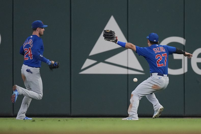 El jardinero derecho de los Cachorros de Chicago Seiya Suzuki (27) y el jardinero central Cody Bellinger (24) no consiguen hacerse con el elevado de Sean Murphy de los Bravos de Atlanta, permitiendo dos carreras en el 8vo episodio del juego en Atlanta. Martes 26 de septiembre de 2023. (AP Foto/John Bazemore)