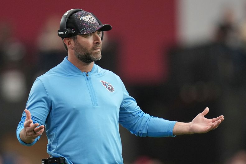 Brian Callahan, entrenador en jefe de los Titans de Tennessee, reacciona en la línea de banda durante la primera mitad del partido de la NFL en contra de los Cardinals de Arizona, el domingo 5 de octubre de 2025, en Glendale, Arizona. (AP Foto/Rick Scuteri)