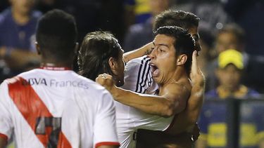americateve | Ramiro Funes Mori (derecha), del River Plate, celebra tras anotar el gol del triunfo sobre Boca Juniors, el domingo 30 de marzo de 2014, en el cl&aacute;sico del f&uacute;tbol argentino (AP Foto/V&iacute;ctor R. Caivano)