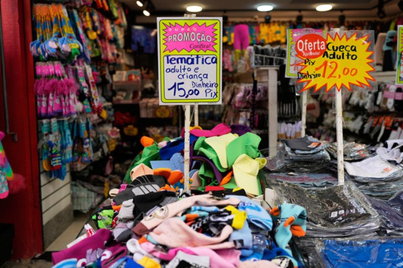 Un cartel con mercancía avisa que se aceptan pagos por el sistema pix, en una tienda en Río de Janeiro, el 16 de abril del 2026. (AP foto/Silvia Izquierdo)