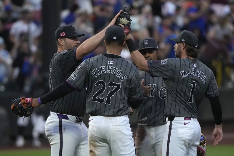 Pete Alonso, Mark Vientos, Francisco Lindor y Jeff McNeil, de los Mets de Nueva York, celebran juntos después de ganar contra los Marlins de Miami, el sábado 17 de agosto de 2024, en Nueva York. (AP Foto/Pamela Smith)
