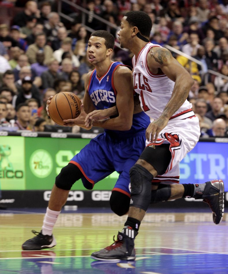 Michael Carter-Williams, de los 76ers de Filadelfia, a la izquierda, conduce el bal&oacute;n ante la marca de Derrick Rose, de los Bulls de Chicago, en la primera mitad del partido de la NBA en Filadelfia, el s&aacute;bado 2 de noviembre de 2013. Los Sixe