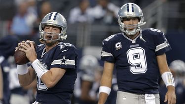 americateve | Los quarterbacks Tony Romo (9) y Kyle Orto (18), de los Cowboys de Dallas, calientan antes del partido contra los Raiders de Oakland en Arlingon, Texas, el 28 de noviembre de 2013. Orton ser&aacute; titular en el encuentro del domingo 29 de diciembre cont