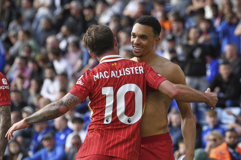 Trent Alexander-Arnold celebra con su compañero de Liverpool Alexis Mac Allister tras anotar en el encuentro de la Liga Premier ante Leicester City, el domingo 20 de abril de 2025. (AP Foto/Rui Vieira)