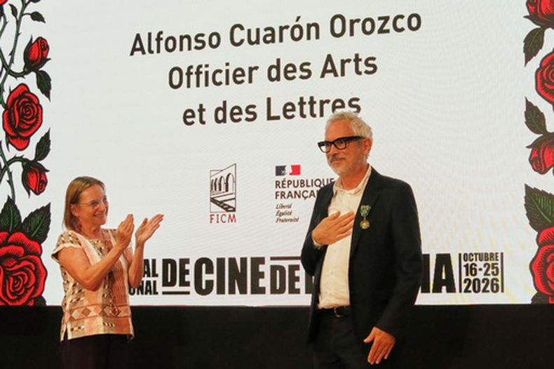 El cineasta mexicano Alfonso Cuarón, derecha, posa con la medalla de Officier des Arts et des Lettres (oficial de las Artes y de las Letras) de Francia, junto a la embajadora de Francia en México, Delphine Borione, en el Festival Internacional de Cine de Morelia, México, el miércoles 21 de octubre de 2026. (Foto AP/Berenice Bautista)