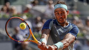 En esta imagen de archivo, Rafael Nadal devuelve ante David Goffin durante un partido en el Abierto de Madrid, en Madrid, el 5 de mayo de 2022. (AP Foto/Manu Fernández, archivo)