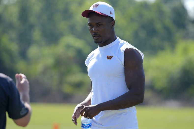 El receptor abierto de los Commanders de Washington, Terry McLaurin, camina por el campo después de una práctica en el campamento de entrenamiento de fútbol americano de la NFL del equipo, el domingo 27 de julio de 2025, en Ashburn, Virginia. (AP Photo/Mark Schiefelbein)