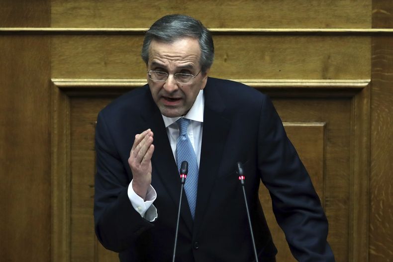 ARCHIVO – El ex primer ministro Antonis Samaras pronuncia un discurso en una sesión del Parlamento en Atenas, el 21 de febrero de 2018. (AP Foto/Thanassis Stavrakis, Archivo)