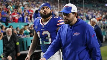 Gabe Davis (13), receptor de los Bills de Buffalo, abandona el terreno durante el partido del domingo 7 de enero de 2024, ante los Dolphins de Miami (AP Foto/Lynne Sladky)