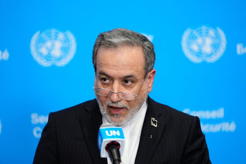 El ministro de Relaciones Exteriores de Irán, Abbas Araghchi, habla con los medios de comunicación durante el 81er período de sesiones de la Asamblea General de las Naciones Unidas en la sede de la ONU, el viernes 25 de septiembre de 2026. (AP Foto/Yuki Iwamura)