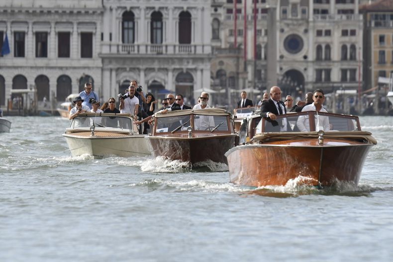 Un bote que transporta a Jeff Bezos, centro, pasa por la Plaza de San Marcos previo a la boda de Bezos y Lauren Sanchez, en Venecia, el viernes 27 de junio de 2025. (Foto AP/Luigi Costantini)