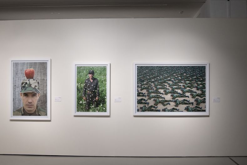 Obras de arte cubanas en el Museo Mohammed VI de Arte Moderno y Contemporáneo en Rabat, el lunes 1 de abril de 2024. La exposición es una de las primeras de arte cubano en un museo africano. (Foto AP /Mosaab Elshamy)