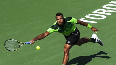 americateve | El franc&eacute;s Jo-Wilfried Tsonga devuelve un disparo del suizo Roger Federer en la final del Masters de Toronto, el domingo 10 de agosto de 2014 (AP Foto/The Canadian Press, Aaron Vincent Elkaim)