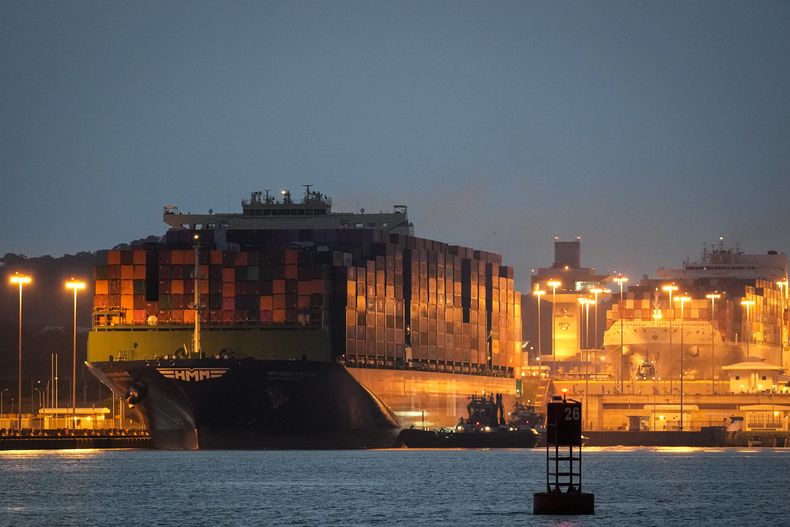 ARCHIVO - Un carguero navega por las esclusas de Miraflores del Canal de Panamá, en la Ciudad de Panamá, el 9 de septiembre de 2024. (AP Foto/Matias Delacroix, Archivo)