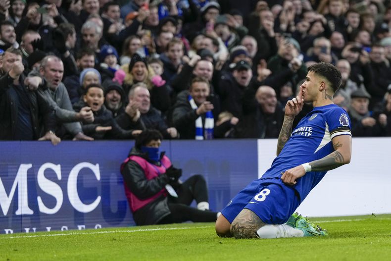 Enzo Fernandez del Chelsea celebra tras anotar el tercer gol de su equipo en el encuentro ante el Brighton de la Liga Premier el domingo 3 de diciembre del 2023. (AP Foto/Alastair Grant)