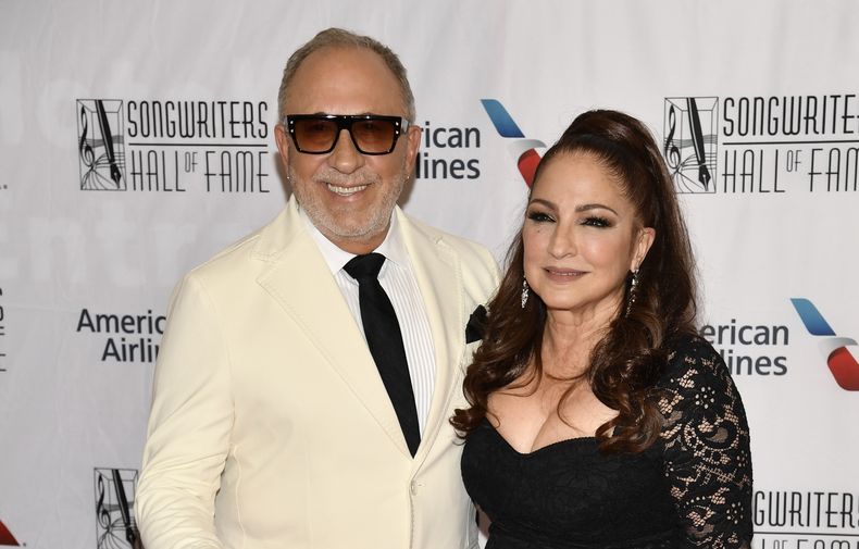 Emilio Estefan, izquierda, y Gloria Estefan asisten a la 52a ceremonia anual de incoroporación al Salón de la Fama de los Compositores en el Hotel New York Marriott Marquis el 15 de junio de 2023, en Nueva York. Emilio Estefan recibirá el premio Pionero del Año y Gloria Estefan recibirá el premio Ícono de RIAA el 19 de septiembre en Washington. (Foto Evan Agostini/Invision/AP)