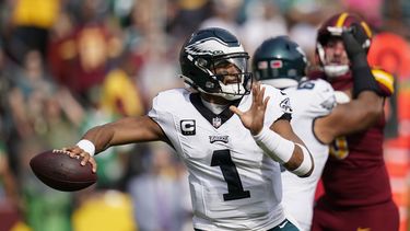 El quarterback de los Eagles de Filadelfia Jalen Hurts lanza el balón en el encuentro ante los Commanders de Washington en Landover, Maryland el domingo 29 de octubre del 2023. (AP Foto/Stephanie Scarbrough)