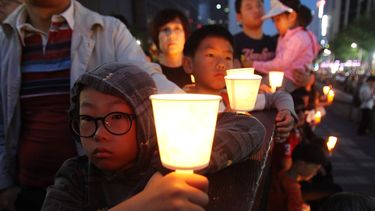 americateve | Ni&ntilde;os sostienen velas durante un mitin en homenaje a las v&iacute;ctimas del hundimiento del transbordador Sewol en Se&uacute;l, Corea del Sur, el s&aacute;bado 10 de mayo de 2014. El gobierno de ese pa&iacute;s anunci&oacute; el jueves 15 de mayo