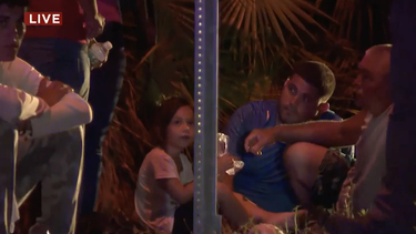 mujer embarazada entre migrantes cubanos que tocaron tierra en key biscayne