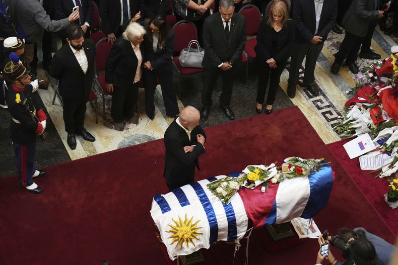 El presidente de Brasil, Luiz Inácio Lula Da Silva, junto al ataúd del expresidente uruguayo José Mujica durante las ceremonias fúnebres del difunto líder en el Palacio Legislativo de Montevideo, Uruguay, el jueves 15 de mayo de 2025. (Foto AP/Matilde Campodónico)