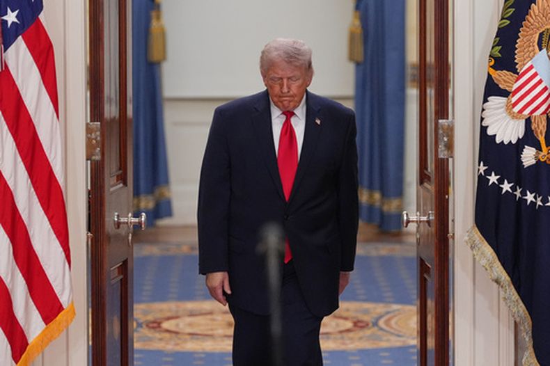 El presidente Donald Trump llega para hablar sobre la guerra de Irán desde el Corredor Estatal de la Casa Blanca el miércoles 1 de abril de 2026, en Washington. (AP Foto/Alex Brandon, Pool)