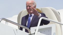 El presidente Joe Biden baja del Air Force One al llegar a la Base Andrews de la Fuerza Aérea en Maryland, el martes 23 de julio de 2024. (AP Foto/Manuel Balce Ceneta)