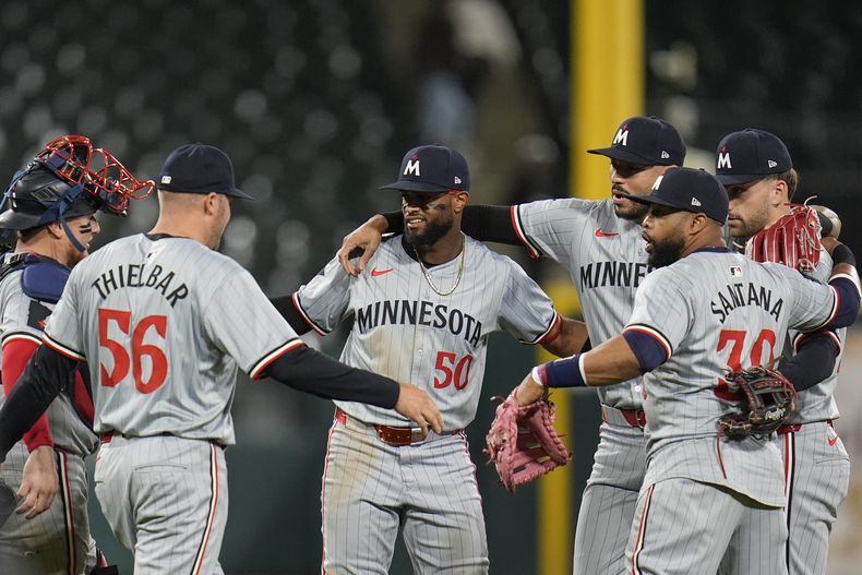 El jardinero izquierdo de los Mellizos de Minnesota, Willi Castro, centro, y sus compañeros de equipo celebran su victoria por 3-2 sobre los Medias Blancas de Chicago durante la novena entrada de un juego de béisbol el lunes 29 de abril de 2024, en Chicago. (AP Foto/Erin Hooley)