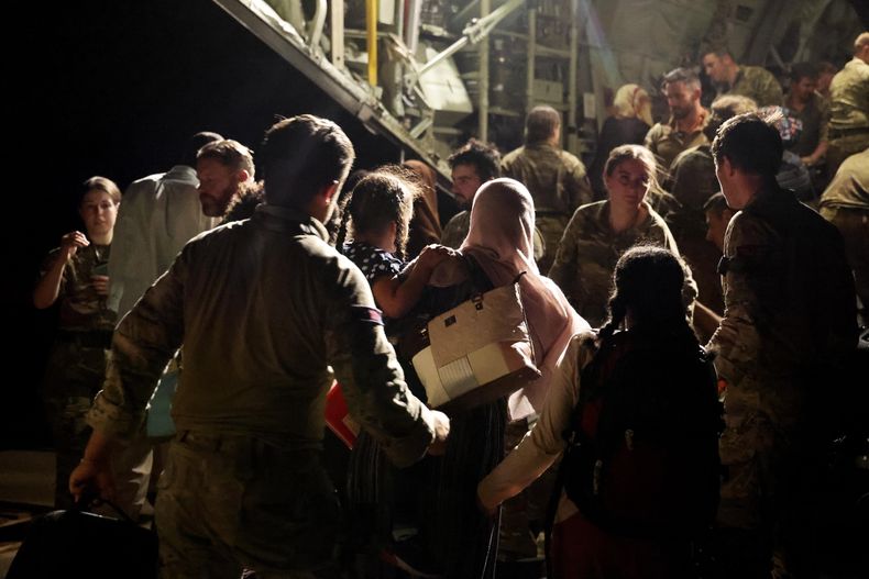 En esta foto publicada por el Ministerio británico de Defensa, los últimos evacuados y personal militar suben a una aeronave de la RAF con destino a Chipre en la base aérea de Wadi Seidna en Sudán, el 29 de abril de 2023. (PO Foto Arron Hoare/Ministerio británico de Defensa via AP)