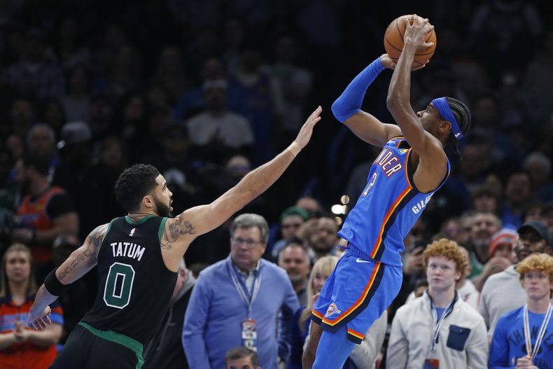 Shai Gilgeous-Alexander, base del Thunder de Oklahoma City, dispara frente a Jayson Tatum, de los Celtics de Boston, en el encuentro del martes 2 de enero de 2024 (AP Foto/Nate Billings)