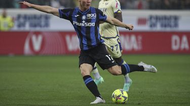 Rasmus Hojlund del Atalanta disparo a gol en el encuentro ante el Hellas Verona en la Serie A en el encuentro del sábado 20 de mayo del 2023. (Stefano Nicoli/LaPresse via AP)