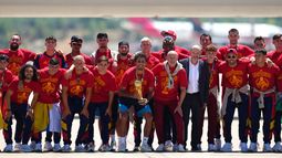 Jugadores de la selección española posan con el trofeo tras ganar la Copa Mundial a su arribo al aeropuerto de Barajas en Madrid el lunes 20 de julio del 2026. (AP Foto/Manu Fernandez)