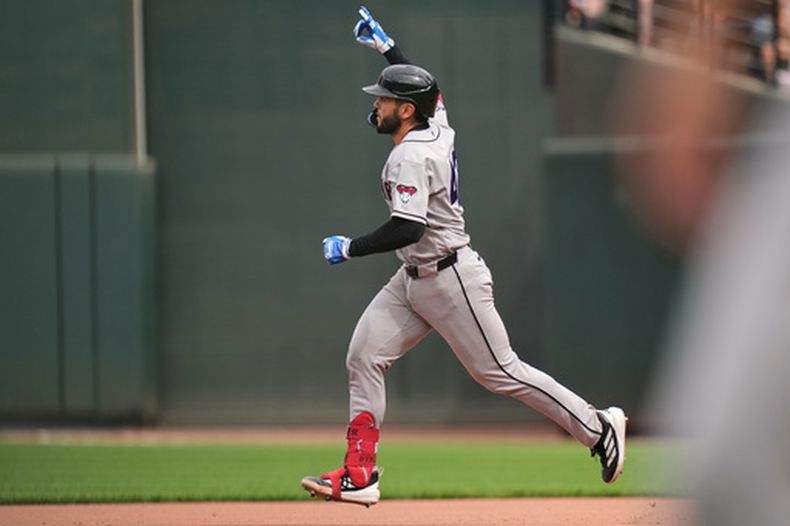 Adrián del Castillo de los Diamondbacks de Arizona recorre las bases tras batear un jonrón contra los Orioles de Baltimore, el miércoles 15 de abril de 2026, en Baltimore. (AP Foto/Stephanie Scarbrough)