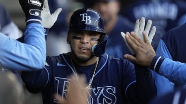 El mexicano Isaac Paredes, de los Rays de Tampa Bay, celebra en la caseta tras anotar en un doble de Luke Raley ante los Medias Blancas de Chicago, el jueves 27 de abril de 2023 (AP Foto/Charles Rex Arbogast)