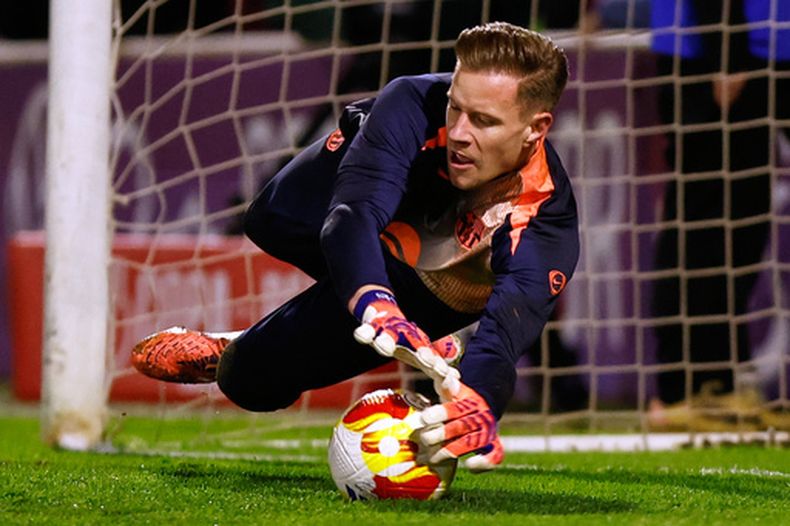 ARCHIVO - El arquero del Barcelona Marc-Andre ter Stegen previo al partido contra Guadalajara en la Copa del Rey, el 16 de diciembre de 2025, en Guadalajara, España. (AP Foto/Rudy García)