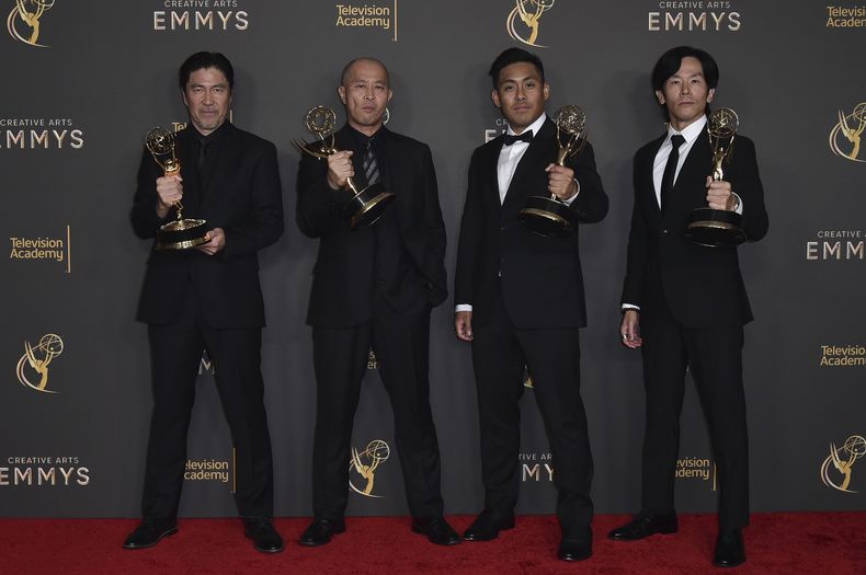 Hiroo Minami, de izquierda a derecha, Nobuyuki Obikane, Martin Cochingco y Johnson Phan con el premio a la mejor actuación de acrobacias por Shogun asisten a la segunda noche de los Premios Emmy de Artes Creativas el domingo 8 de septiembre de 2024 en Los Ángeles.(Foto Richard Shotwell/Invision/AP)