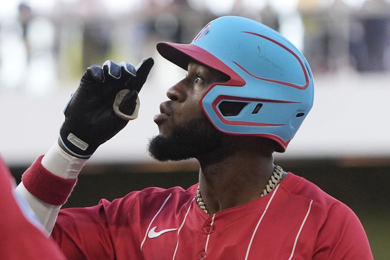 Bryan de la Cruz, de los Marlins de Miami, festeja después de pegar un sencillo en el duelo del sábado 13 de abril de 2024, ante los Bravos de Atlanta (AP Foto/Wilfredo Lee)