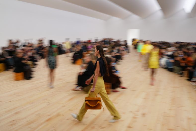 ARCHIVO - Una modelo desfila con una creación de la colección Primavera/Verano 2026 de Loewe en su presentación en París, el 3 de octubre de 2025. (AP Foto/Aurelien Morissard, archivo)