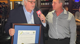 presidente y ceo de america teve, carlos vasallo recibe las llaves de la ciudad de hialeah