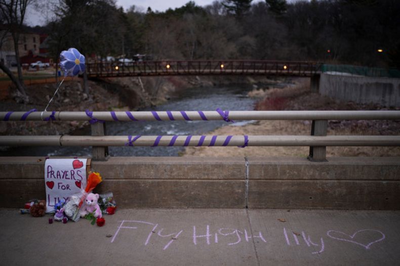 ARCHIVO – Un monumento improvisado en honor a Lily Peters, el 25 de abril de 2022, en Chippewa Falls, Wisconsin. (Jeff Wheeler/Star Tribune vía AP, Archivo)