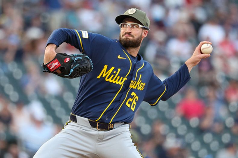Aaron Ashby, de los Cerveceros de Milwaukee, lanza ante los Mellizos de Minnesota en el encuentro del viernes 15 de mayo de 2026 (AP Foto/Matt Krohn)