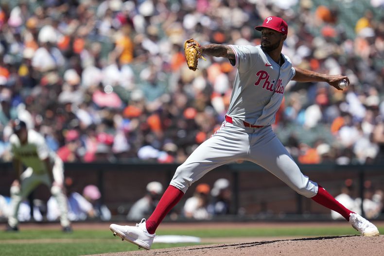 El dominicano Cristopher Sánchez lanza por los Filis de Filadelfia en el juego del miércoles 29 de mayo de 2024 ante los Gigantes de San Francisco (AP Foto/Godofredo A. Vásquez)