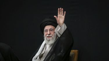 Foto difundida por el website oficial de la oficina del líder supremo iraní ayatolá Alí Jamenei, que lo muestra en un evento en Teherán el 29 de julio del 2025. (Oficina del líder supremo iraní via AP)