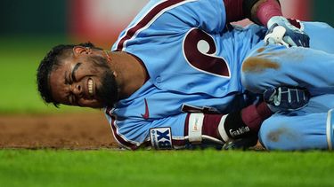 El pelotero de los Filis de Filadelfia, Luis Arráez, reacciona a una lesión tras ser puesto out en la primera base durante la sexta entrada de un partido de béisbol contra los Cerveceros de Milwaukee, el 24 de septiembre de 2026, en Filadelfia. (Foto AP/Matt Rourke)