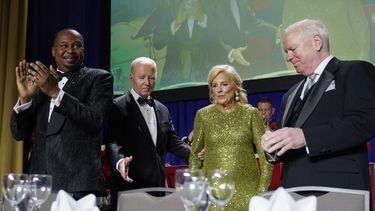 El presidente de Estados Unidos, Joe Biden, y la primera dama, Jill Biden,llegan a la cena de la Asociación de Corresponsales de la Casa Blanca en el Washington Hilton de Washington, el sábado 29 de abril de 2023. (AP Foto/Carolyn Kaster)