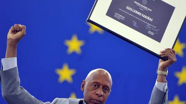 americateve | El opositor Guillermo Fariñas denunció este miércoles que varios opositores fueron "torturados" en Santa Clara por negarse a gritar frases como "viva Fidel" y "viva Raúl".