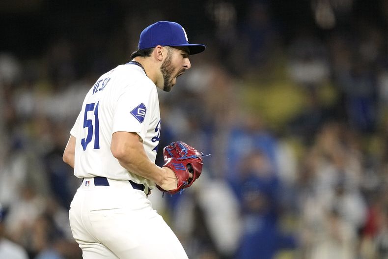 Alex Vesia, relevista de los Dodgers de Los Ángeles, festeja el triunfo sore los Reales de Kansas City, el viernes 14 de junio de 2024 (AP Foto/Mark J. Terrill)