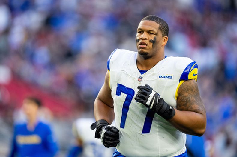 ARCHIVO - Foto del 7 de diciembre del 2025, el tacle ofensivo de los Rams de Los Ángeles Alaric Jackson sale del campo durante el encuentro ante los Cardinals de Arizona. (AP Foto/Samantha Chow, Archivo)