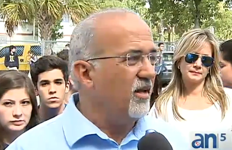 El candidato a concejal de la ciudad de Doral, Pete Cabrera denuncióque la directiva de la escuela Ronald Reagan le prohibió a sus estudiantes participar como voluntarios en la recta final de su campaña electoral.